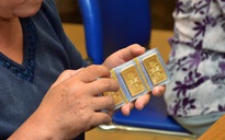 Giá vàng hôm nay 4-12: Tiếp tục sụt giảm