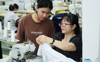 Giảng viên và sinh viên "tăng ca" may đồng phục cho học sinh vùng lũ