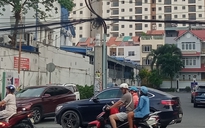 Trụ điện giữa đường