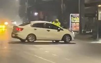 VIDEO: Tài xế ô tô tăng ga hất văng CSGT lên nắp capo bỏ chạy