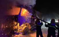 Xe đầu kéo chở 30 tấn viên nén năng lượng bốc cháy trên cao tốc