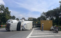 Hiện trường vụ xe container ôm cua lật nhào tại cầu vượt ở TPHCM
