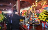 Thủ tướng dâng hương tại Nhà tưởng niệm Chủ tịch Hồ Chí Minh với chiến dịch Biên giới