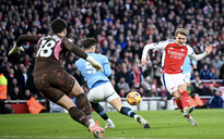 Pep Guardiola "chết đứng" khi Arsenal quật ngã Man City với tỉ số khó tin