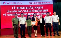 Bị truy nã, nam thanh niên vẫn “ung dung” đến ngân hàng làm thẻ ATM