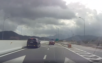 Ô tô 7 chỗ chạy lùi trên tuyến cao tốc Nha Trang - Cam Lâm