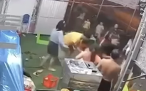 Clip hơn 1 phút ghi lại cảnh bà bầu và nam thanh niên bị đánh dã man chỉ vì trẻ con giành đồ chơi 