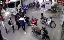 Đang chở bạn gái đi học về, nam sinh bị chặn đường đánh "hội đồng"
