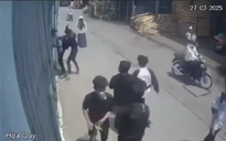 Phẫn nộ nam sinh bị đánh tập thể vào đầu, gục xuống đường