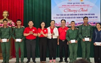 Trao cờ Tổ quốc, tặng quà cho cựu chiến binh, học sinh nghèo