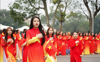 VIDEO: 500 nữ sinh viên mặc áo dài đỏ, đặt tay lên trái tim xếp hình bản đồ Việt Nam ở hồ Gươm