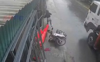 VIDEO: Cô gái thoát nạn trong gang tấc nhờ nhanh trí vứt xe máy bỏ chạy