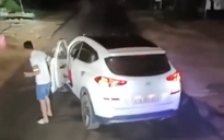 CLIP: Xác minh thông tin thanh niên "chơi ngông", đậu xe con chặn đường