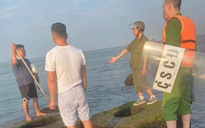 "Chết hụt" sau nhảy sông, người đàn ông lại bơi ra biển doạ tự tử
