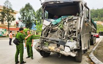 VIDEO: Người dân kể khoảnh khắc xe đầu kéo tông xe khách khiến 21 người bị thương