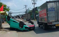 Ô tô 5 chỗ do nữ tài xế lái "phơi bụng" sau tai nạn ở TP Thủ Đức