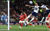 Trắng tay sân nhà, Tottenham may mắn trụ hạng