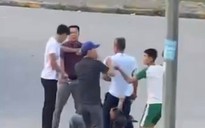 VIDEO: Tài xế, phụ xe khách bị nhóm người đánh hội đồng dã man giữa đường