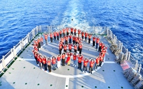 Vietnamese expatriates sail to Truong Sa, DK-I on "Great Unity Voyage"