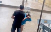 Phụ huynh xông vào trường đánh cô giáo, bắt đứng dưới mưa