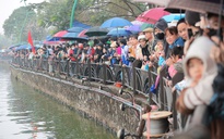 Hàng ngàn người dân đội mưa cổ vũ đua thuyền rồng chào mừng dịp lễ Giỗ Tổ Hùng Vương