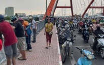 Thanh niên trèo qua lan can cầu Bình Lợi, nhảy xuống sông Sài Gòn