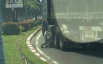 Chồng ôm thi thể vợ khóc ngất giữa đường