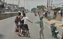 Người đàn ông bị đánh gục xuống đường sau va chạm giao thông