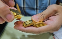 Tối 1-5, giá vàng thế giới đang giảm rất nhanh