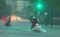 Thành phố Đồng Hới nằm ven sông, sát biển nhưng... "hễ mưa là ngập"