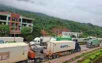 Giao thông ở cửa khẩu Cha Lo tê liệt vì đường ở Lào hư hỏng