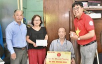 Ca sĩ Tô Thanh Phương xúc động đón nhận món quà từ chương trình "Mai Vàng tri ân"