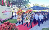 Dâng hoa tại Di tích Cảng Quy nhơn -  Địa điểm chuyển quân tập kết ra Bắc