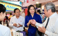 Bà Phan Thị Thắng tham quan gian hàng tại Chương trình "Tôn vinh cà phê, trà Việt" lần 3 - 2025