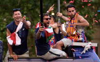 Xứ Catalan mở hội, Barcelona tưng bừng rước 3 cúp vô địch