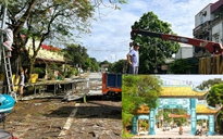 Cổng chào vào khu di tích Lam Kinh bị mưa giông quật đổ