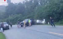 Công an nổ súng khống chế 2 xe ô tô chở 1,5 tấn pháo lậu