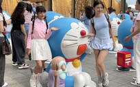 Doraemon "đổ bộ" Landmark 81: Người dân xếp hàng check-in cùng mèo máy