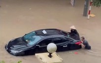 VIDEO: Mưa lớn, đẩy ô tô ngập trong biển nước