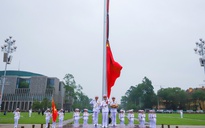 Lễ treo cờ rủ Quốc tang nguyên Chủ tịch nước Trần Đức Lương tại Quảng trường Ba Đình