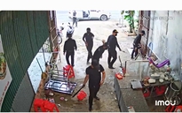 CLIP: Nhóm côn đồ mặc toàn đồ đen hung hãn đập phá quán phở