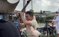 Người đàn ông vác điếu cày đánh "đối phương" nhập viện