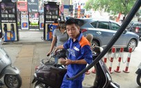 Giá xăng tăng, giá dầu giảm