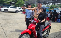 Những hình ảnh về kỳ sát hạch lái xe đầu tiên được Cảnh sát giao thông Bình Dương tổ chức