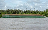 TP HCM: Sà lan mất lái tông tàu biển, một người mất tích