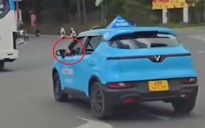 Đà Lạt: Tài xế taxi vừa lái xe, vừa gác chân lên cửa sổ