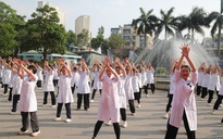 Bác sĩ ký cam kết "bàn tay sạch" để ngăn nhiễm khuẩn bệnh viện