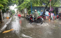 TP HCM: Sáng sớm mưa lớn, gió mạnh, đường lênh láng nước
