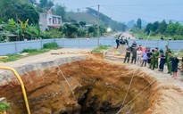 Vụ người đi xe máy rơi xuống “hố tử thần” mất tích: Dừng tìm kiếm nạn nhân