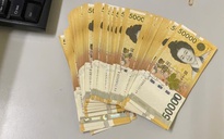 Bọc tiền 5 triệu won nằm chơ vơ ở sân bay